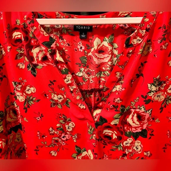 🌹 Torrid 6X Hi-Lo Red Floral Top - Picture 6 of 10